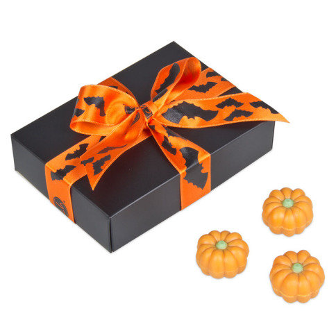 Halloween pralines in de vorm van een pompoen in een zwart doosje