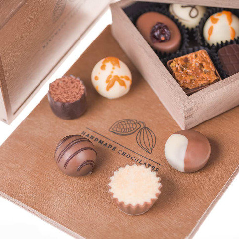 Boîte en bois contenant 48 chocolats faits à la main et pouvant être gravée.