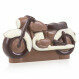 Moto en chocolat dans une caisse en bois