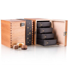 Pralines in houten kistjes in 4 doosjes